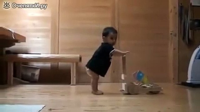 Мурка учит маленького ходить