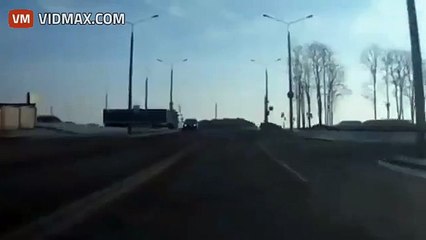 ICE FALLS OFF A SEMI TRUCK AND DESTROYS A CAR IN RUSSIA