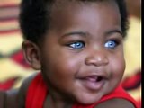 هل شاهدت الطفل الأفريقي صاحب اجمل عيون فى العالم ؟