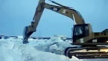 Поднял как игрушку!