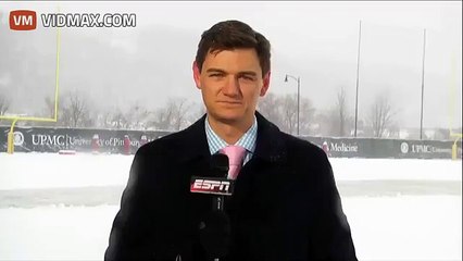 THE GUY IN THE BACKGROUND PHOTOBOMBS SPORTSCENTER LIKE A BOSS