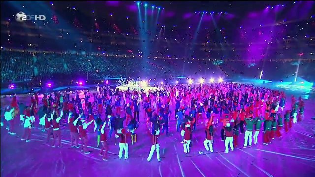 Waka Waka - Shakira [HD] World Cup closing ceremony live performance