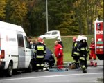 Akcja ratunkowa po wypadku drogowym na granicy Rumi i Redy. Strażacy uwalniają kierowcę osobówki