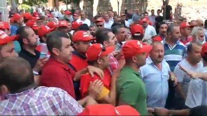 DİSK görevlilerinden protestocu gruba yangın tüplü müdahale