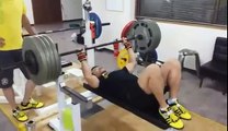 Юсуке Сузуки - жим лежа 190 кг (66 кг)