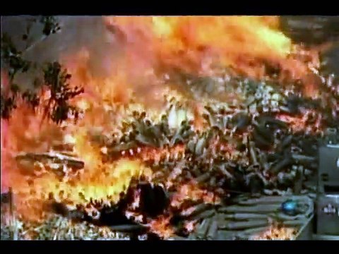 Une usine de bouteilles d'Oxyacetilene en feu au Texas. Violentes explosions