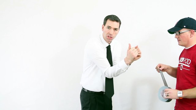 Comment libérer ses mains attachées par de l’adhésif