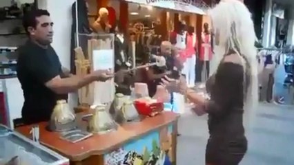 Что он с ней делает?!