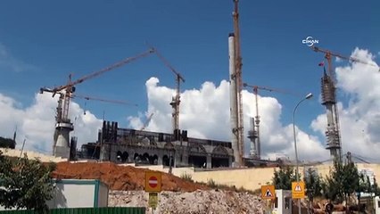 Çamlıca Camii inşaatında işçiler vinçle taşınıyor
