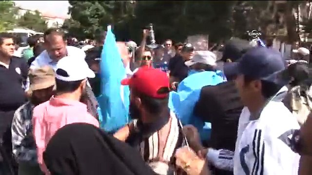 Çin Büyükelçiliği’ne yürümek isteyen gruba biber gazlı müdahale