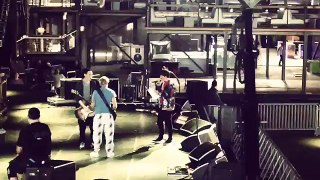 Red Hot Chili Peppers - David Bowie Starman [Pre-Super Bowl Concert] 2016