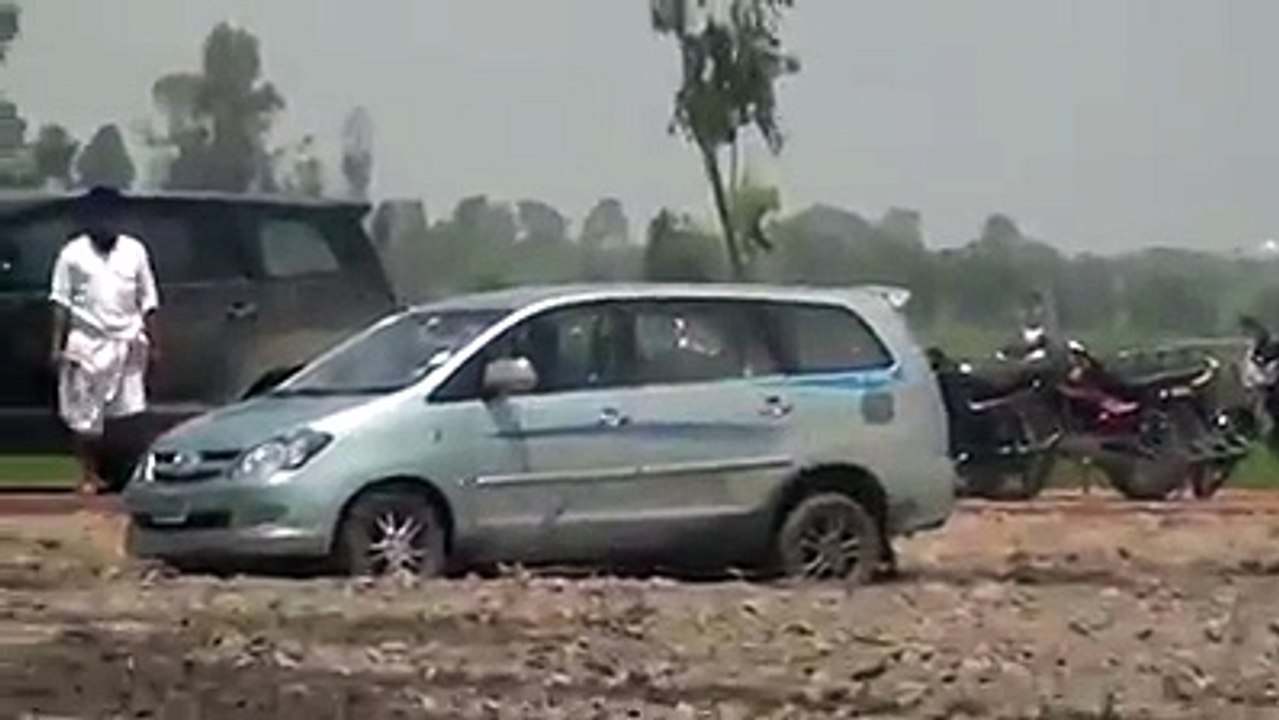 سکهوں کے کام دیکهو پهر یہ کہتے ہیں تم هم پر لطیفے بناتے هو لاکهوں کی گاڑی کا ستیاناس کر دیا