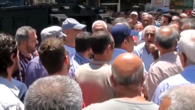 Polis gözaltına aldı; vatandaşlar polisin elinden aldı