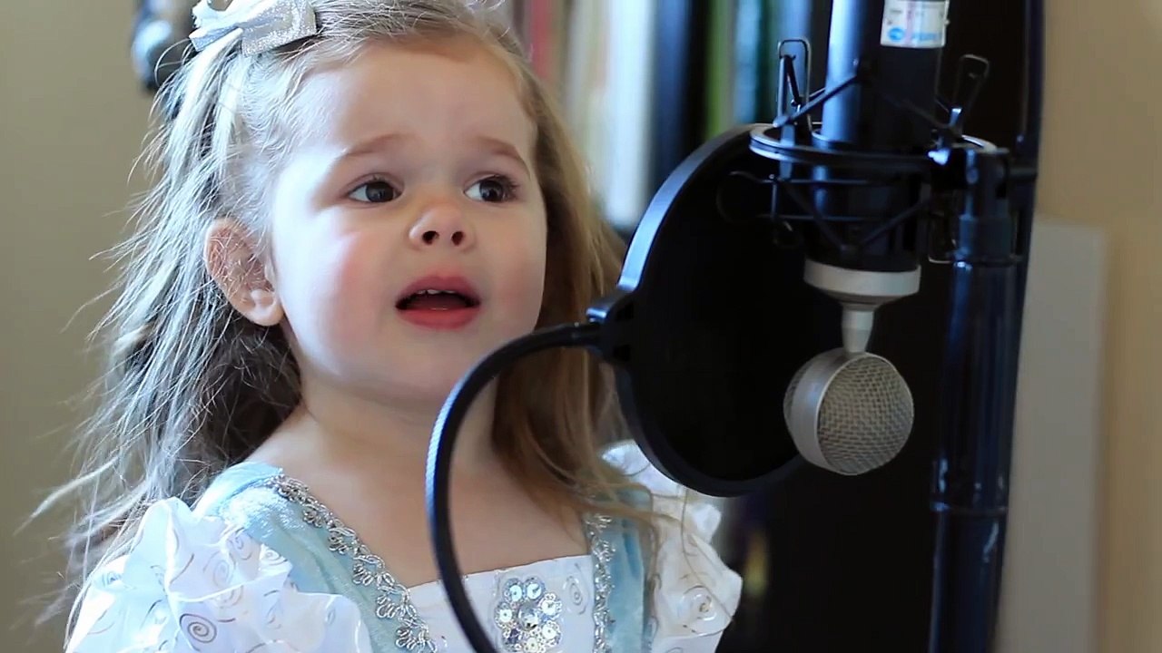 Papa lui demande de chanter dans son micro, elle le fait et la vidéo fait le tour du monde!