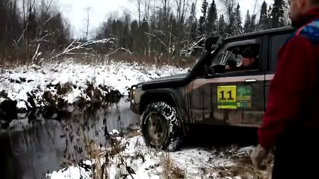 Женька показывает мастер класс на внедорожнике Гонки по грязи. Трюки и трюкачи