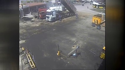 Tamir ettikleri damperin altında ezilmekten son anda kurtuldular