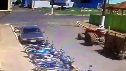 Dorsesinden Ayrı Kalamayan Traktör..