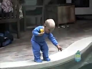 Шестимесячный ребенок упал в бассейн