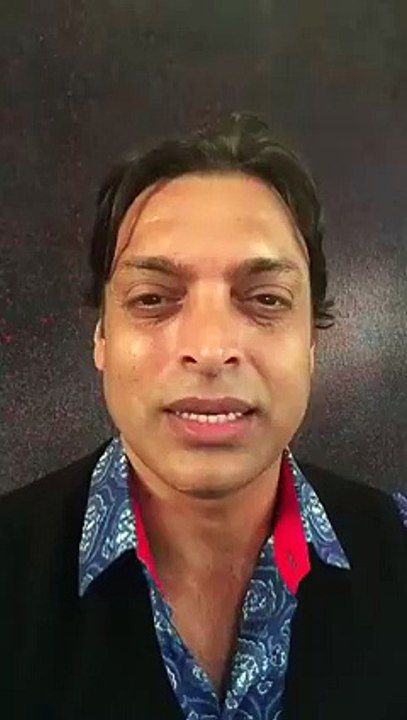 Shahrukh Khan is Kissing Shoaib Akhtar