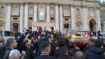 Exponen en San Pedro cuerpo del santo Padre Pío