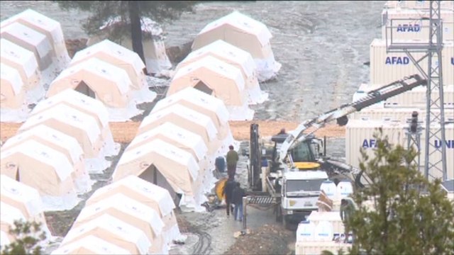 المؤسسات التركية تقدم معونات لآلاف اللاجئين السوريين