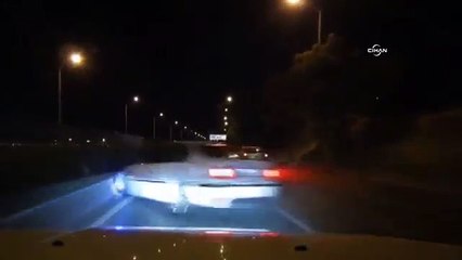 Otomobilin bariyerlere çarpma anı kameraya yansıdı