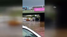 İstanbul'da sel suları trafiği felç etti