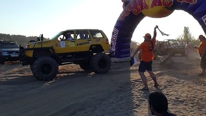 Монстер-кар БигФут vs бетонный блок 700 кг