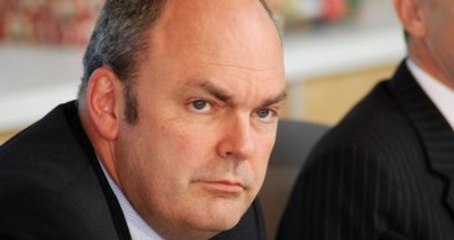 Kadın Protestocu Bakanın Yüzüne Cinsel Oyuncak Fırlattı