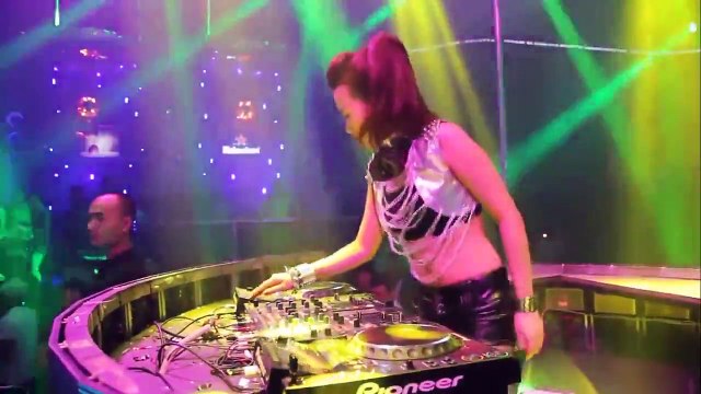 DJ Trang Moon Tưng bừng tại Bar