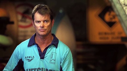 Un sauveteur aide une petite fille en train de se noyer