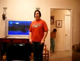 Ablasını dans ederken arkadan trolleyen çocuk :D