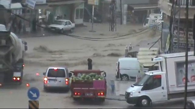Ankara'da vatandaşların sele kapılma anı kamerada