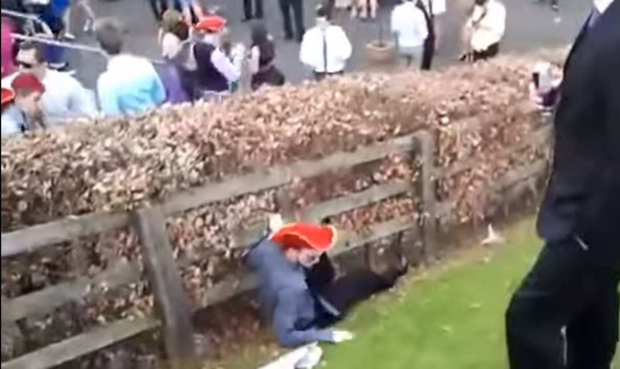 Un homme complètement  ivre essaye de traverser un jardin ...