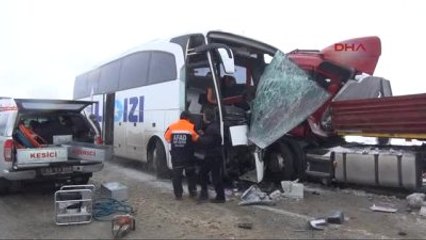 Sivas'ta Yolcu Otobüsü Tır'la Çarpıştı: 1 Ölü, 15 Yaralı