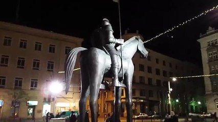 Une vue en perspective d'une énorme statue de cheval