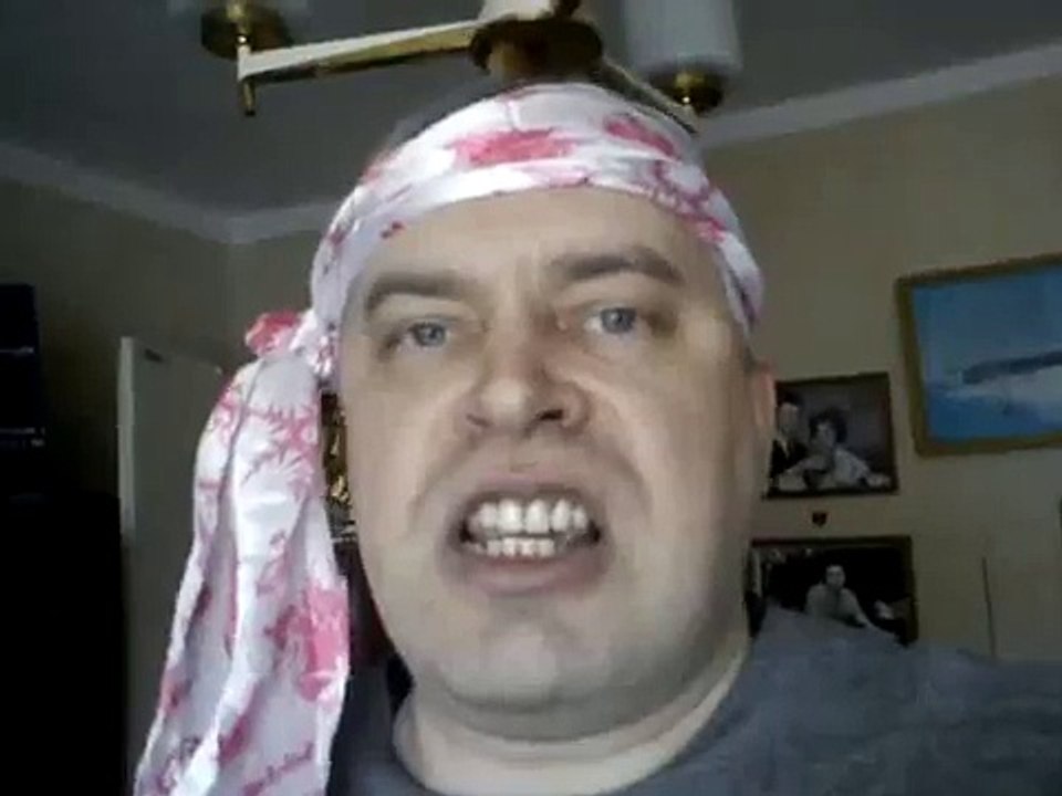 Псих один в комнате тупой мужик