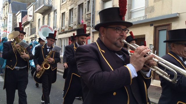 Dans la rue des Juifs, avec la fanfare les Gueules sèches...