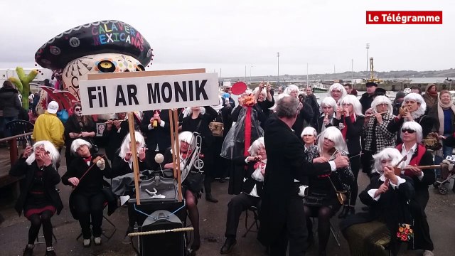 Douarnenez. Le défilé des Gras, entre averses et grains de folie