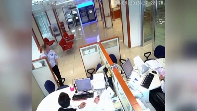 Kurusıkılı banka soygununu güvenlikçi önledi