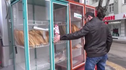 Dolaptan İzinsiz Aldığı Poğaçaların Parasını Bıraktı