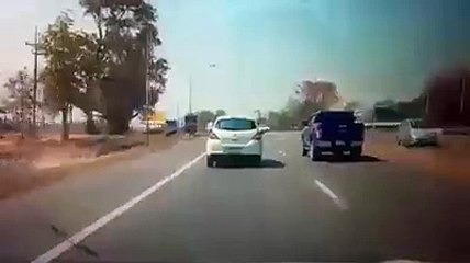 Road rage sur une route de campagne en Thaïlande