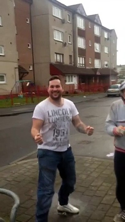 Il accepte de se faire casser 6 œufs sur la tête pour 30£