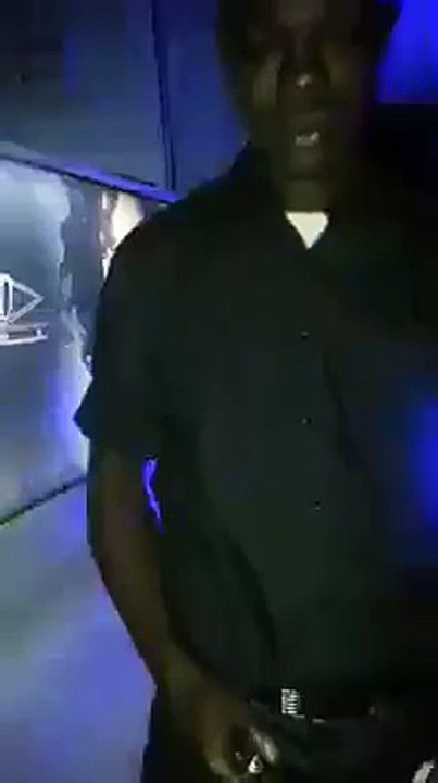 Côte d'Ivoire-Un brouteur en plein show brûle des billets de banque