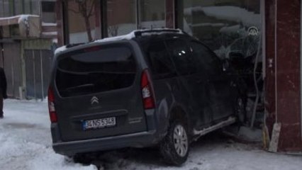 Kontrolden Çıkan Kamyonet Mağazaya Girdi