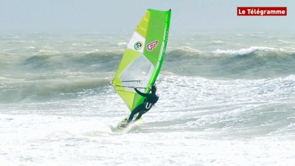 Gavres (56).  Windsurf dans le vent et la houle