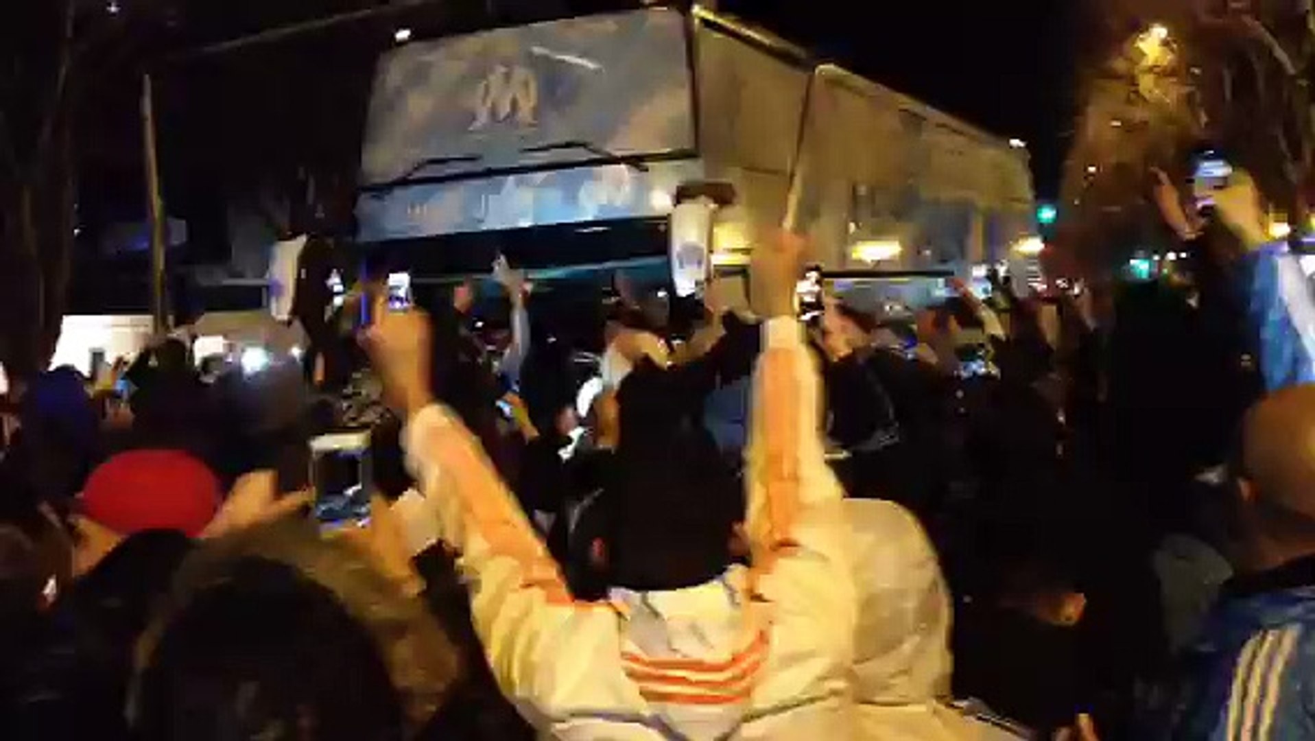 VIDEO. Insolite : un supporter de l'OM accroche un drapeau marseillais sur  le bus du PSG