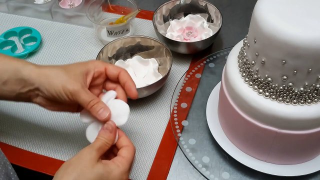 ELEGANT CAKE WITH ROSES AND PEARLS - How To