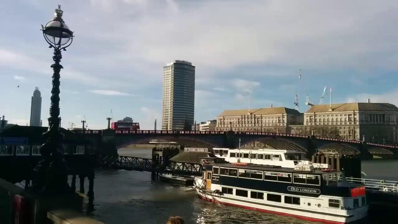 Jackie Chan sème la panique à Londres en explosant un bus