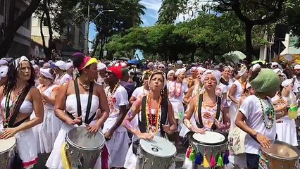 Baianas Ozadas anima carnaval em BH na manhã desta segunda-feira